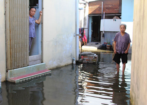 Thi công gây ngập, chính quyền không biết (!?)