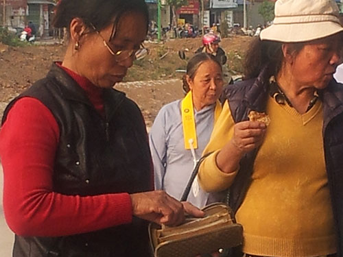 Tiền lẻ vẫn đổi vô tư