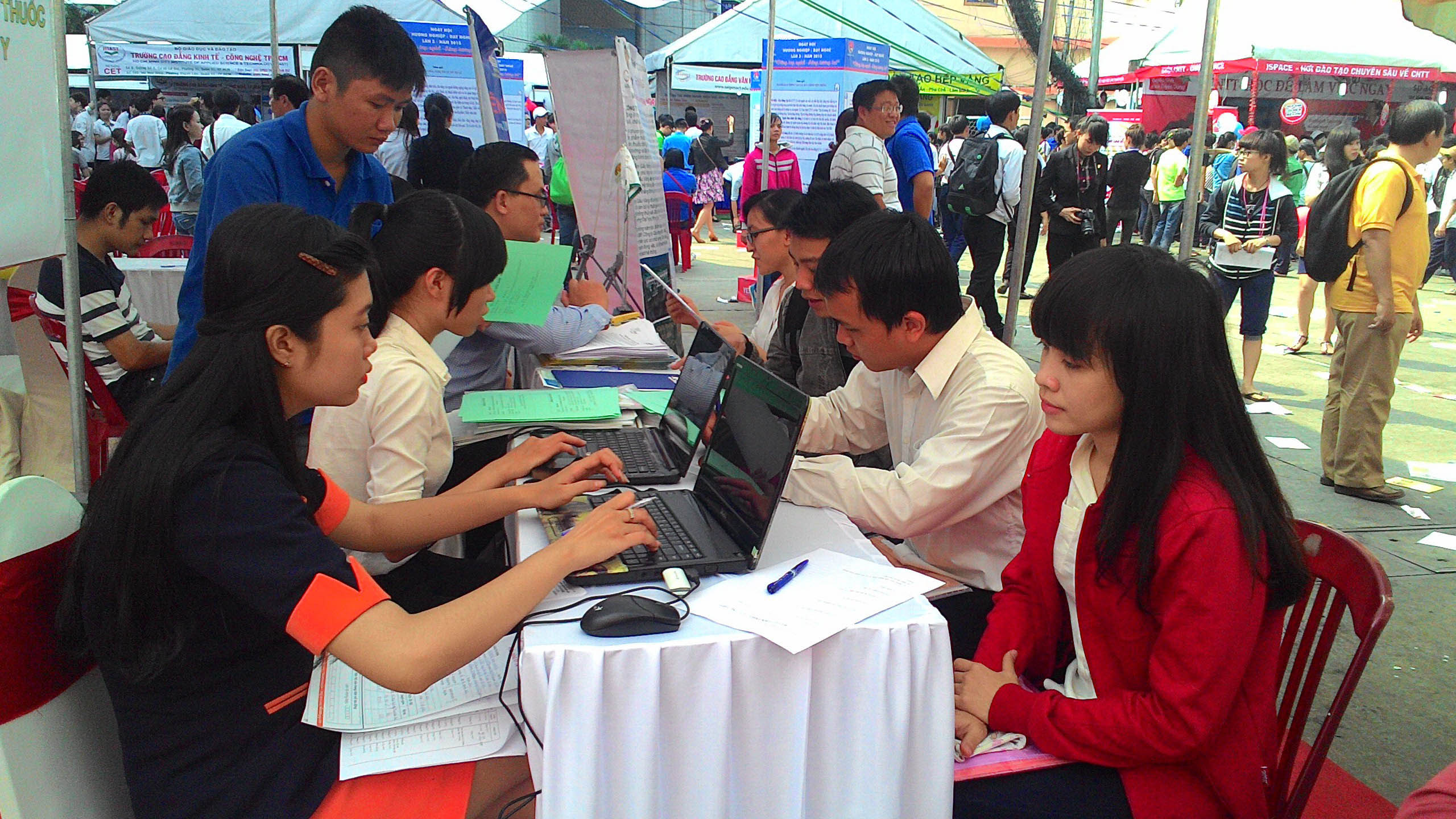 Ứng viên nữ ứng tuyển tại Ngày hội hướng nghiệp năm 2015