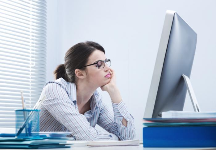 Nữ nh&acirc;n vi&ecirc;n n&agrave;y dễ bị đau lưng v&agrave; cổ do ngồi chồm về ph&iacute;a trước. (Ảnh MNT)