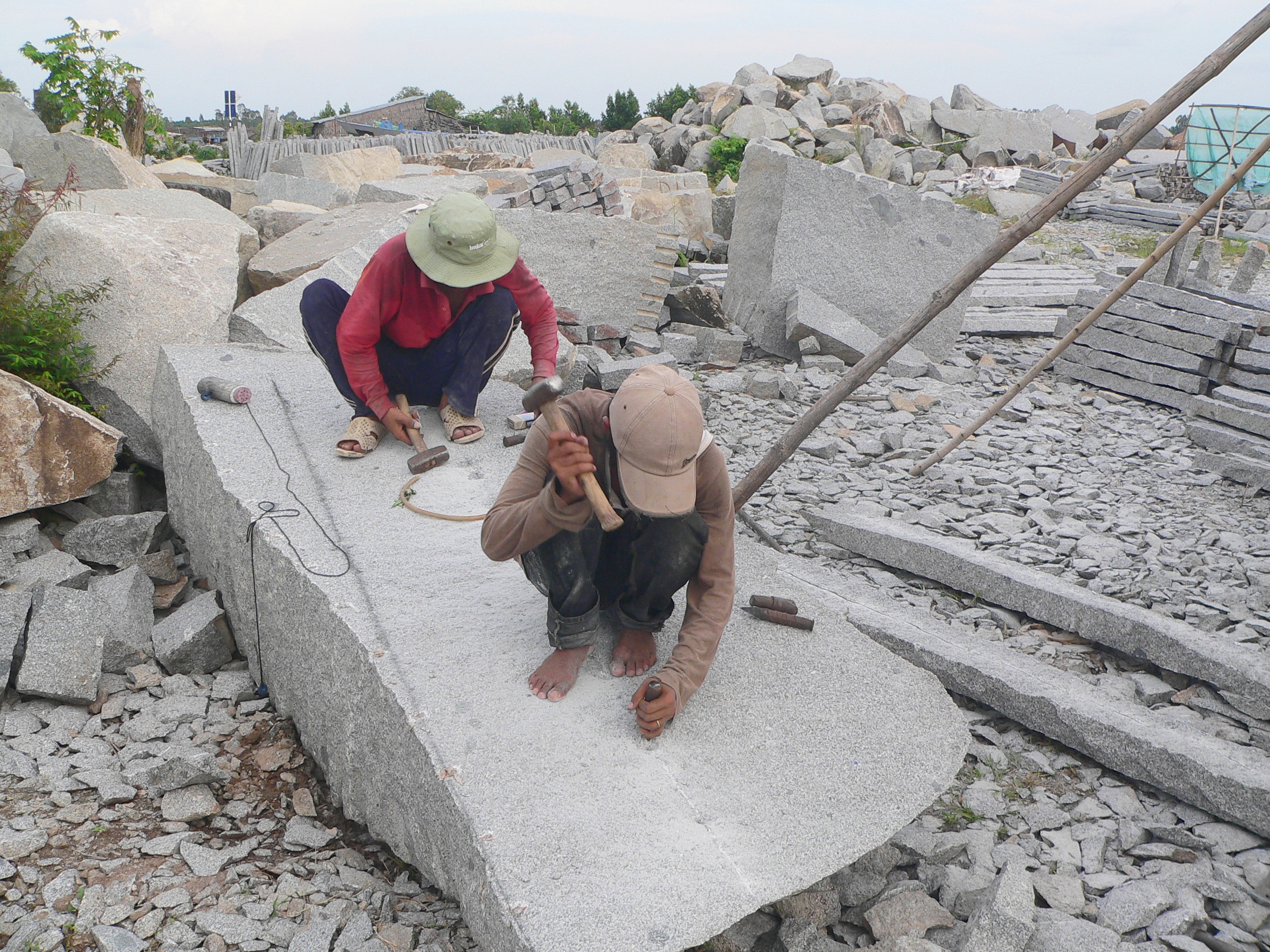 Công nhân đang gia công thuê tại 1 điểm tập kết đá gần mỏ khai thác đá Hòn Sóc.