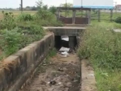 Phát hiện thi thể trẻ sơ sinh tím tái dưới cống thoát nước