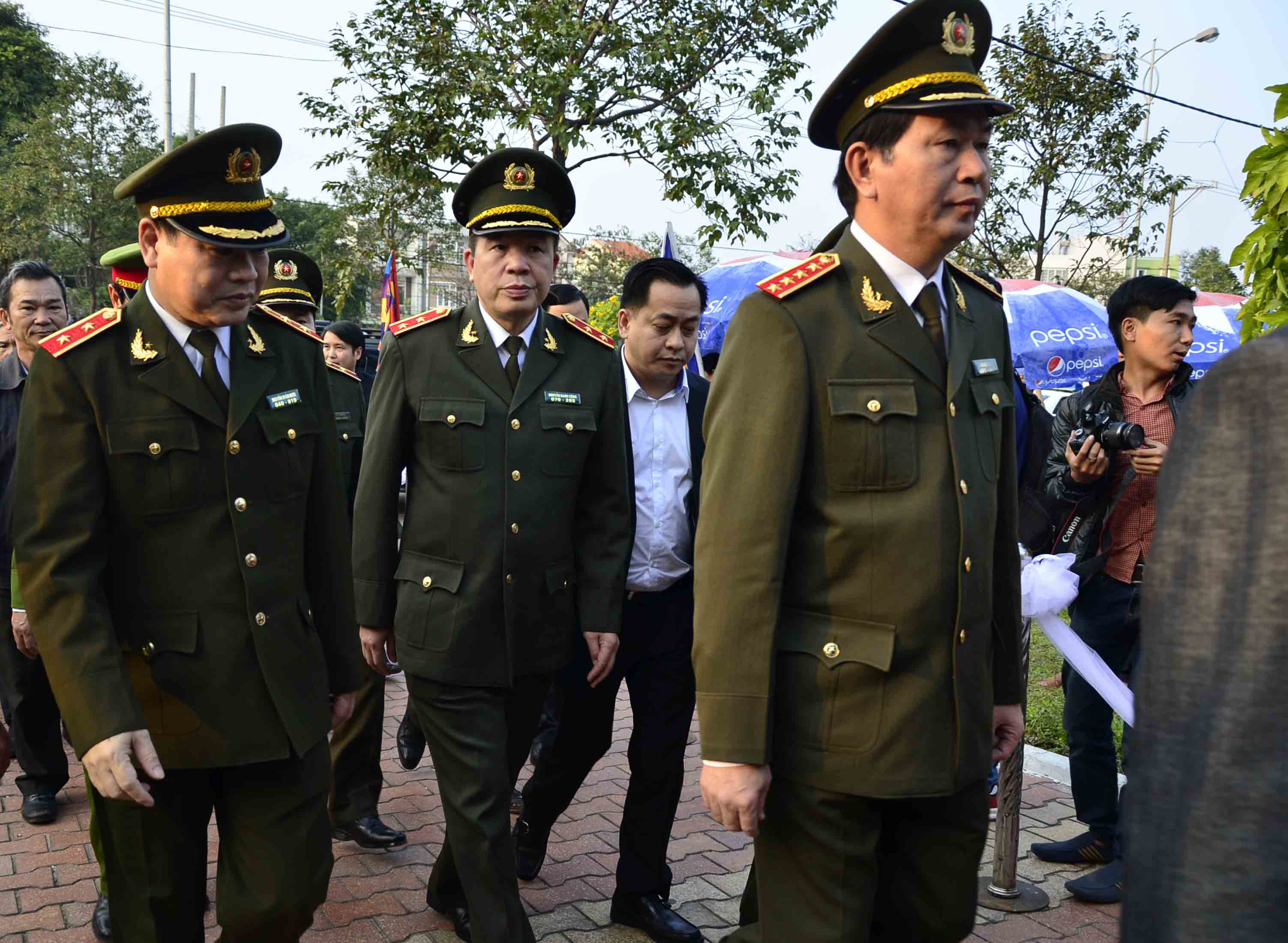 L&uacute;c 17 giờ, đo&agrave;n của Bộ C&ocirc;ng an do Đại tướng Trần Đại Quang dẫn đầu đ&atilde; đến viếng v&agrave; chia buồn với gia đ&igrave;nh &ocirc;ng Thanh.