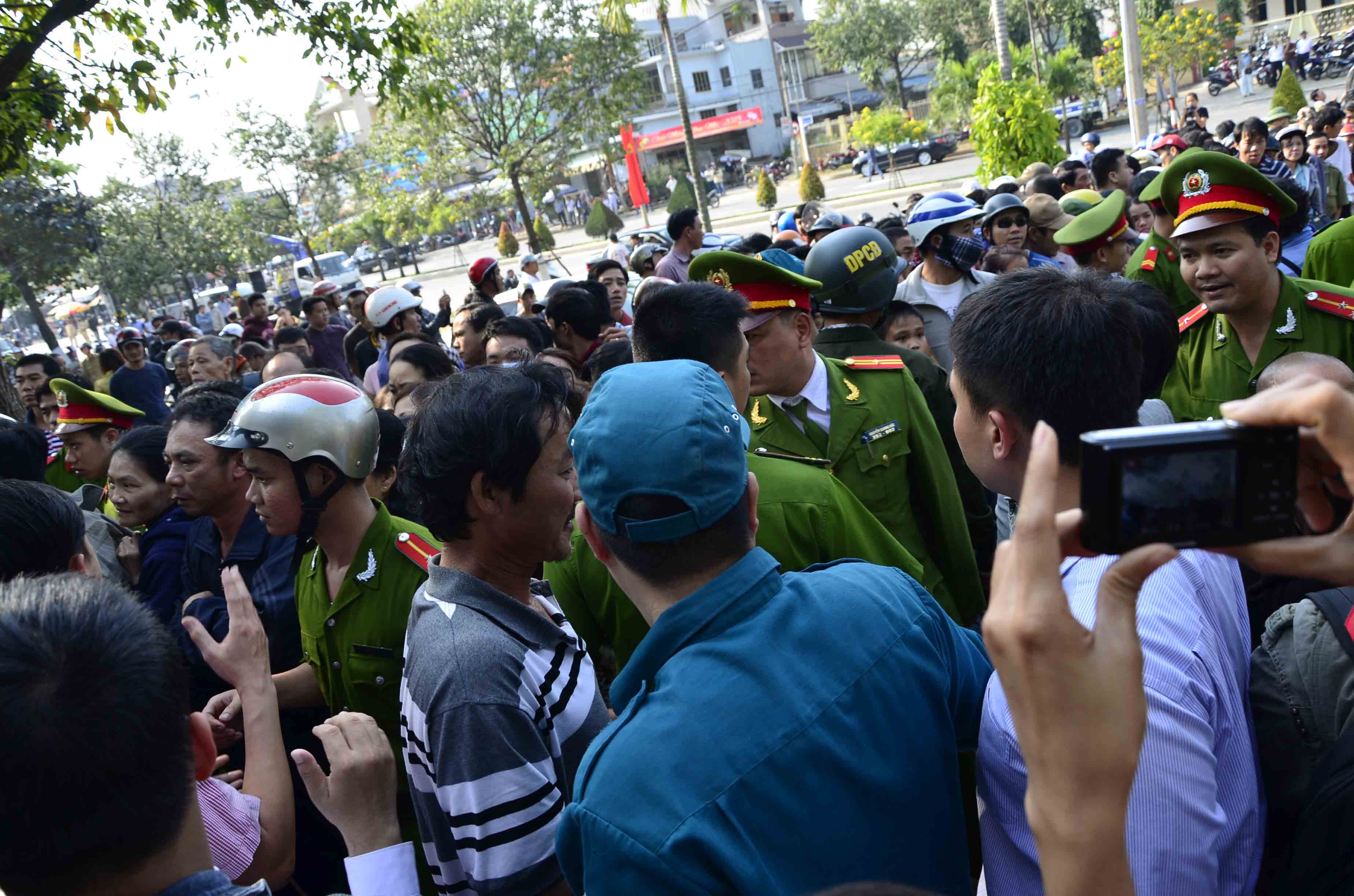 Người d&acirc;n tụ tập ng&agrave;y c&agrave;ng đ&ocirc;ng trước nh&agrave; &ocirc;ng Nguyễn B&aacute; Thanh