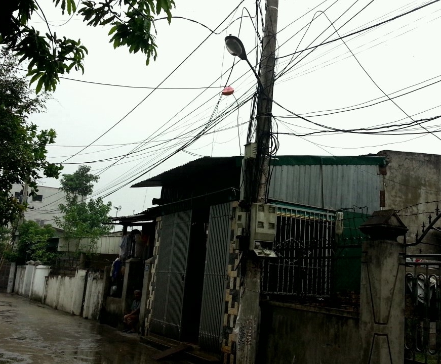 Sau khi treo l&ecirc;n cột điện nam thanh ni&ecirc;n đi lại tr&ecirc;n d&acirc;y điện từ cột n&agrave;y sang cột kh&aacute;c.