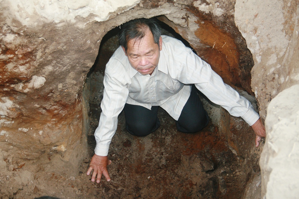 Nhiều người d&acirc;n hiếu kỳ chui v&agrave;o địa đạo để chi&ecirc;m ngưỡng