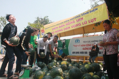 Hết dưa hấu, vẫn ra rả kêu gọi giúp đỡ nông dân