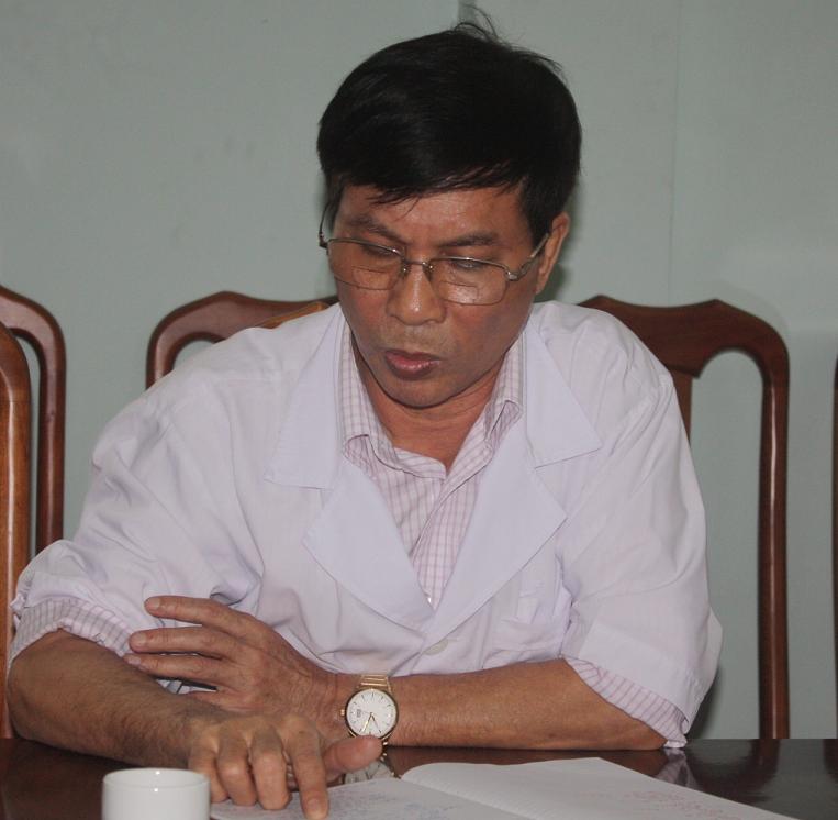 &Ocirc;ng Trần Khắc Tiến, Gi&aacute;m đốc BVĐK Diễn Ch&acirc;u cho biết nguy&ecirc;n nh&acirc;n ban đầu d&acirc;n đến mẹ con san phụ tử vong l&agrave; do vở tử cung, mất m&aacute;u. Ảnh: Th&aacute;i Cao