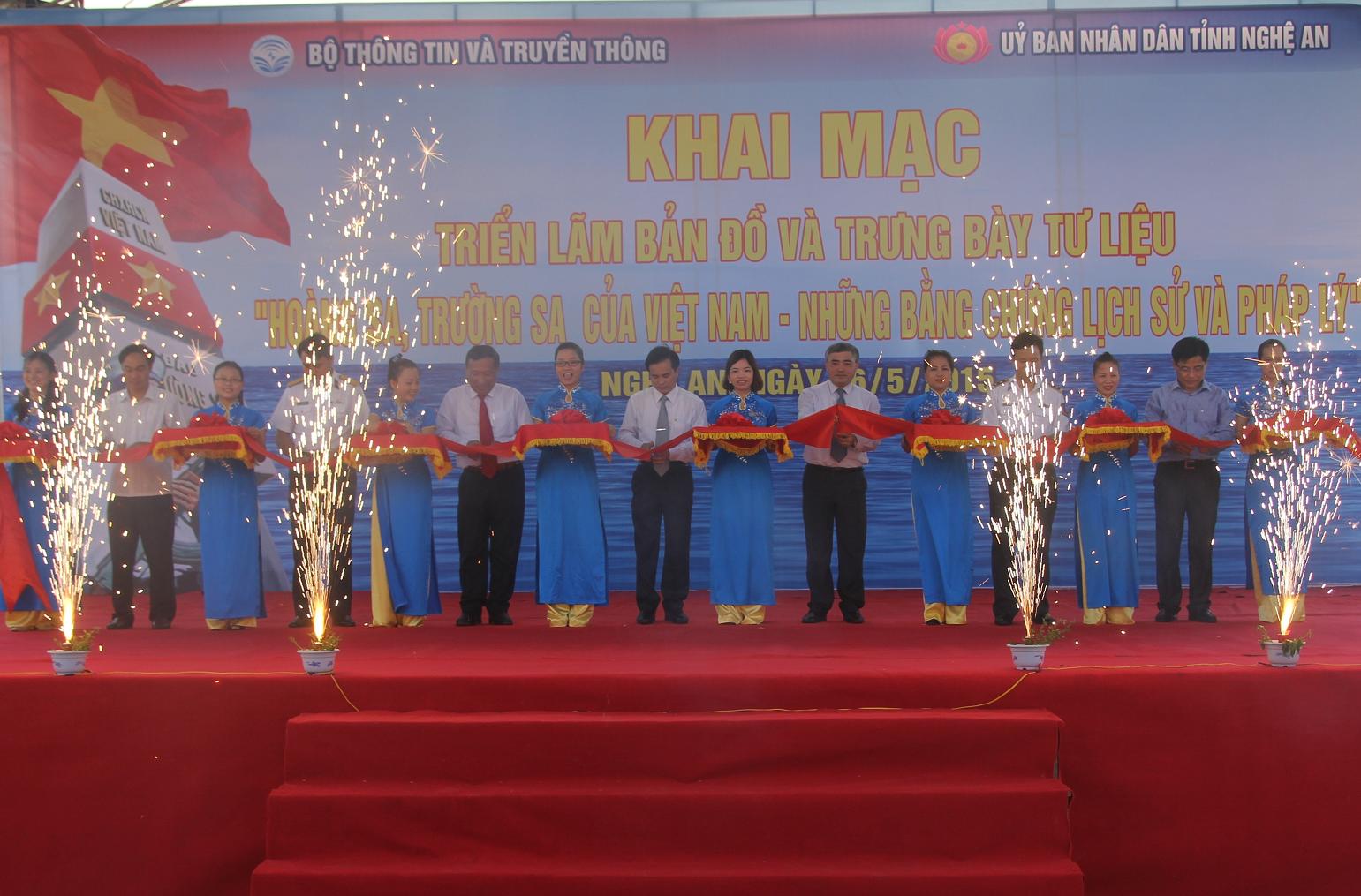 C&aacute;c đại biểu c&aacute;t băng khai mạc triển l&atilde;m.