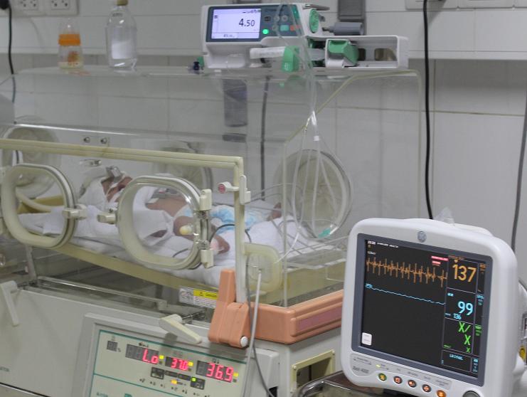 B&eacute; sơ sinh con sản phụ Thương đang được điều trị tại BV Đa khoa Nghệ An.