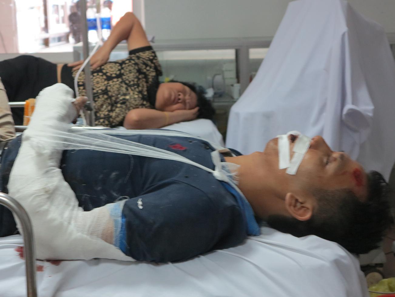 C&aacute;c nạn nh&acirc;n bị thương đang được cấp cưu tại bệnh viện. Ảnh: Nghĩa Đ&agrave;n