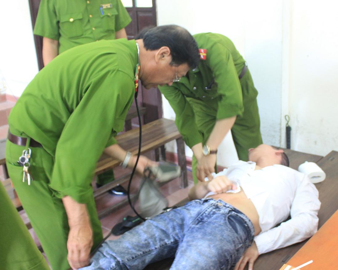 Bị c&aacute;o ngất xỉu tại t&ograve;a.