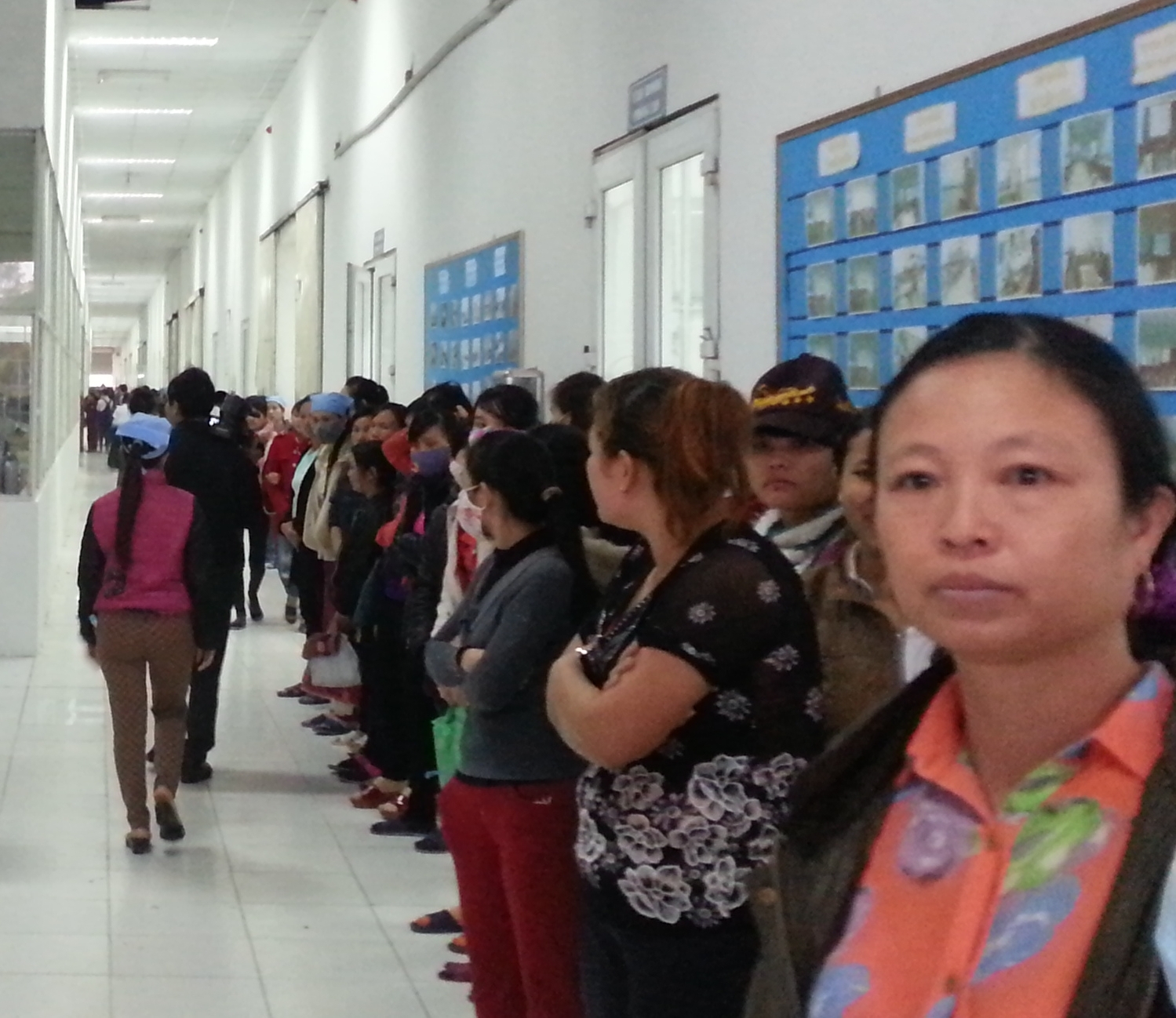 Người th&acirc;n lo lắng cho c&aacute;c c&ocirc;ng nh&acirc;n bị ngộ độc. Ảnh: Nghĩa Đ&agrave;n