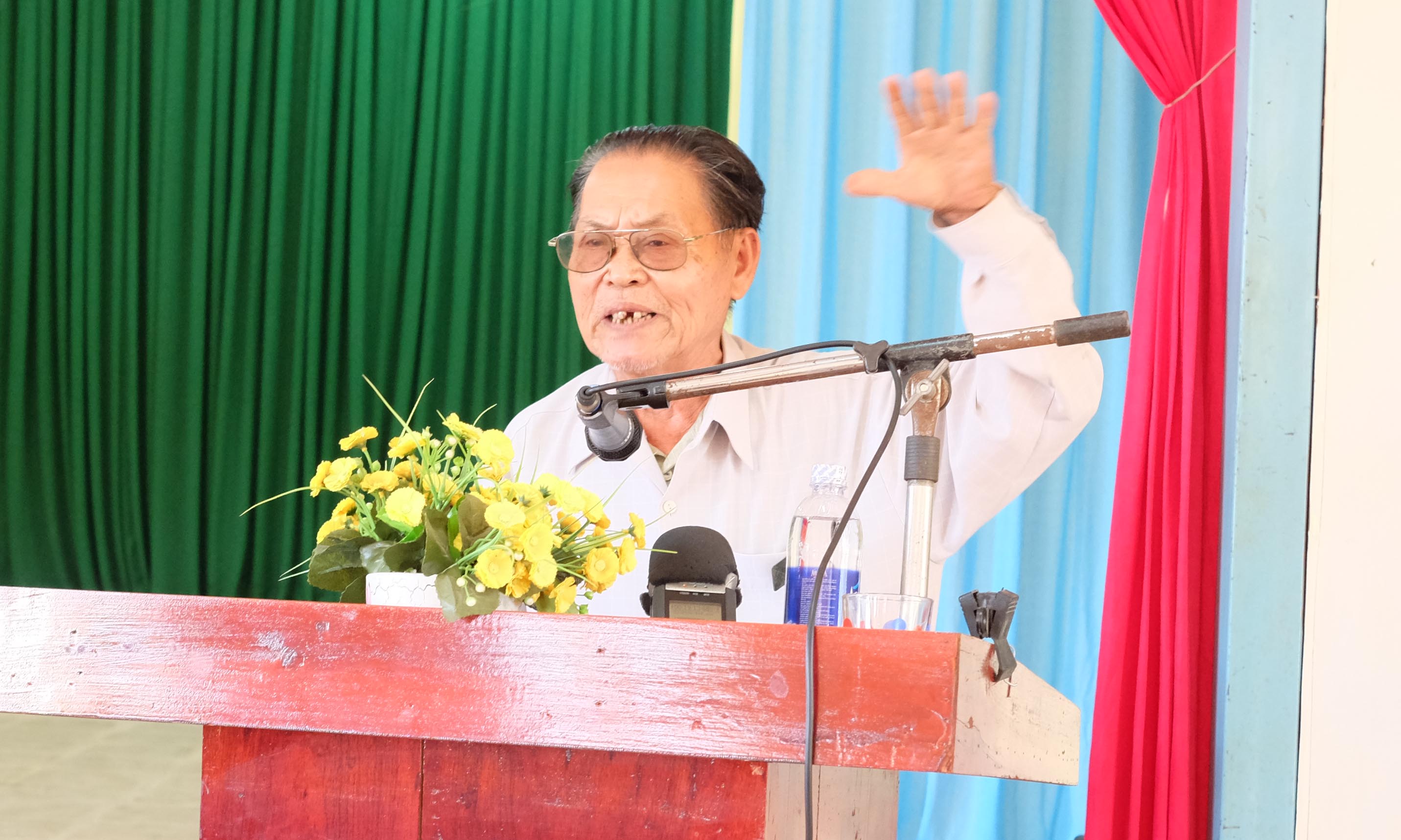 1.	Người d&acirc;n l&agrave;ng Nghi An khẳng định khu vực bị san ủi c&oacute; h&agrave;ng trăm ng&ocirc;i mộ tại buổi tiếp x&uacute;c với Qu&acirc;n khu  V ng&agrave;y 18-6