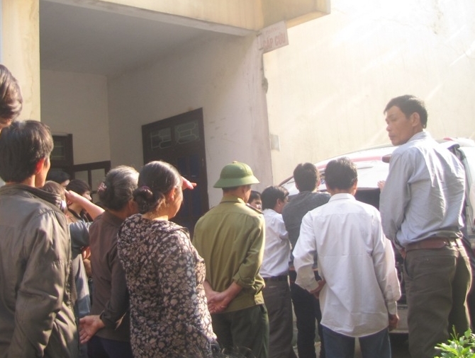 Nhiều người nh&agrave; bệnh nh&acirc;n Sơn tập trung tại bệnh viện y&ecirc;u cầu l&agrave;m r&otilde; nguy&ecirc;n nh&acirc;n tử vong của bệnh nh&acirc;n.