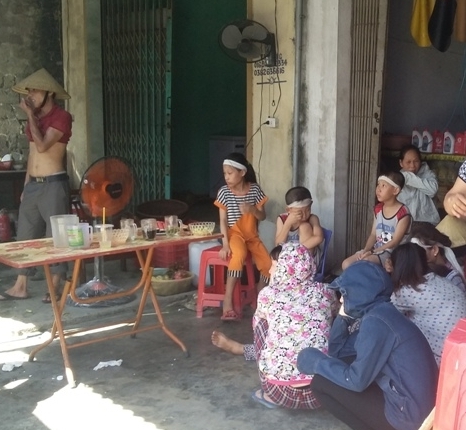 Người nh&agrave; &ocirc;ng Lưu chưa hết hoảng hồn sau vụ tai nạn. Ảnh: Đ&agrave;o B&igrave;nh