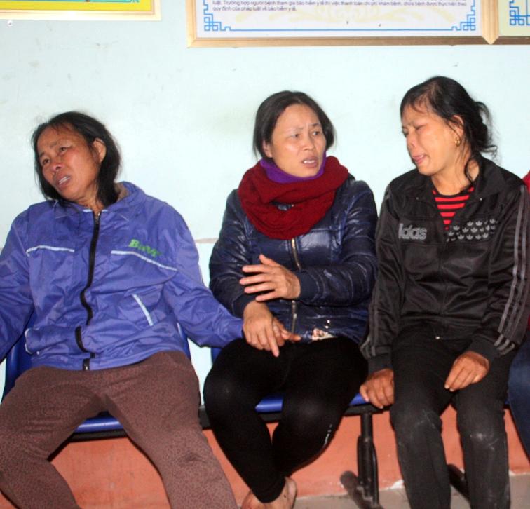 Người nh&agrave; đau đớn trước c&aacute;i chết bất thường của mẹ con sản phụ V&acirc;n. Ảnh: Th&aacute;i Cao
