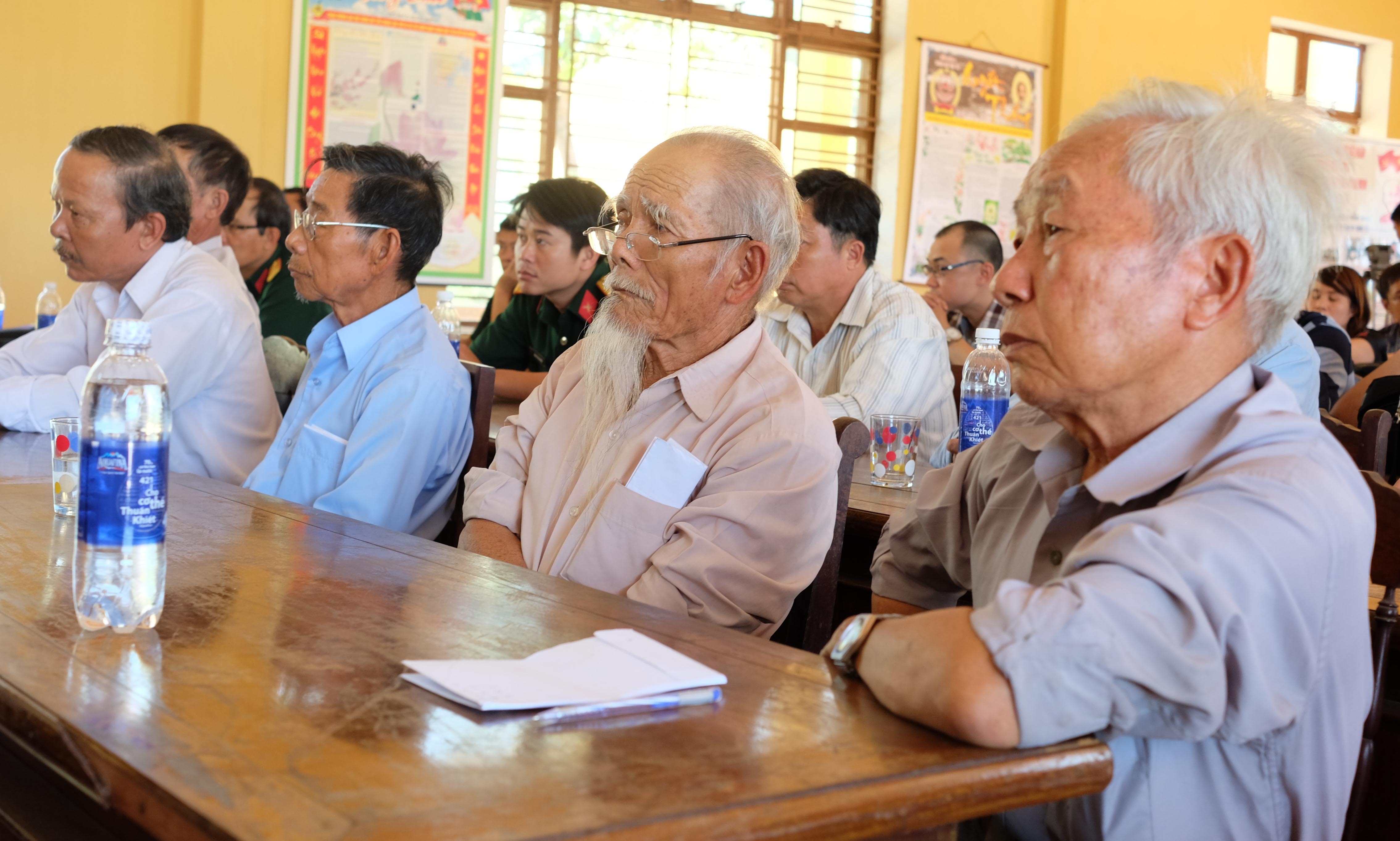 Người d&acirc;n l&agrave;ng Nghi An trong buổi đối thoại với Qu&acirc;n khu V s&aacute;ng 18-6