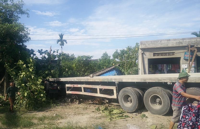 Xe đầu k&eacute;o đ&acirc;m sập ki ốt của người d&acirc;n.