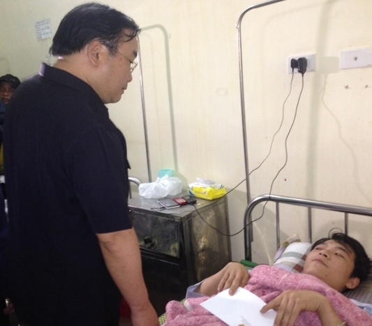 Ph&oacute; Thủ tướng Ho&agrave;ng Trung Hải thăm hỏi c&aacute;c c&ocirc;ng nh&acirc;n gặp nạn đang điều trị tại BV Đa khoa H&agrave; Tĩnh. Ảnh: CTV