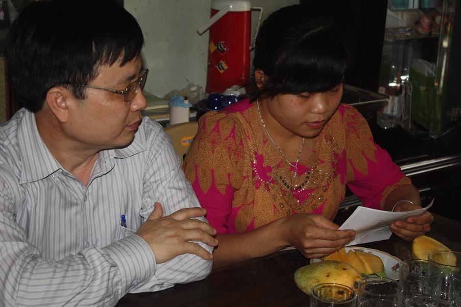 Gi&aacute;m đốc Sở Y tế Nghệ An &ocirc;ng B&ugrave;i Đ&igrave;nh Long c&ocirc;ng bố quyết định tiếp nhận em Trang. Ảnh: Th&aacute;i Cao
