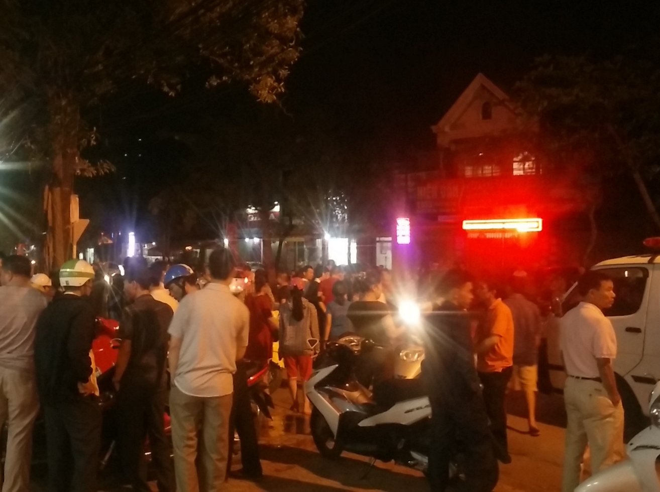 Rất đ&ocirc;ng người d&acirc;n hiếu k&igrave; đứng xem vụ tai nạn khiến giao th&ocirc;ng bị &ugrave;n tắc.