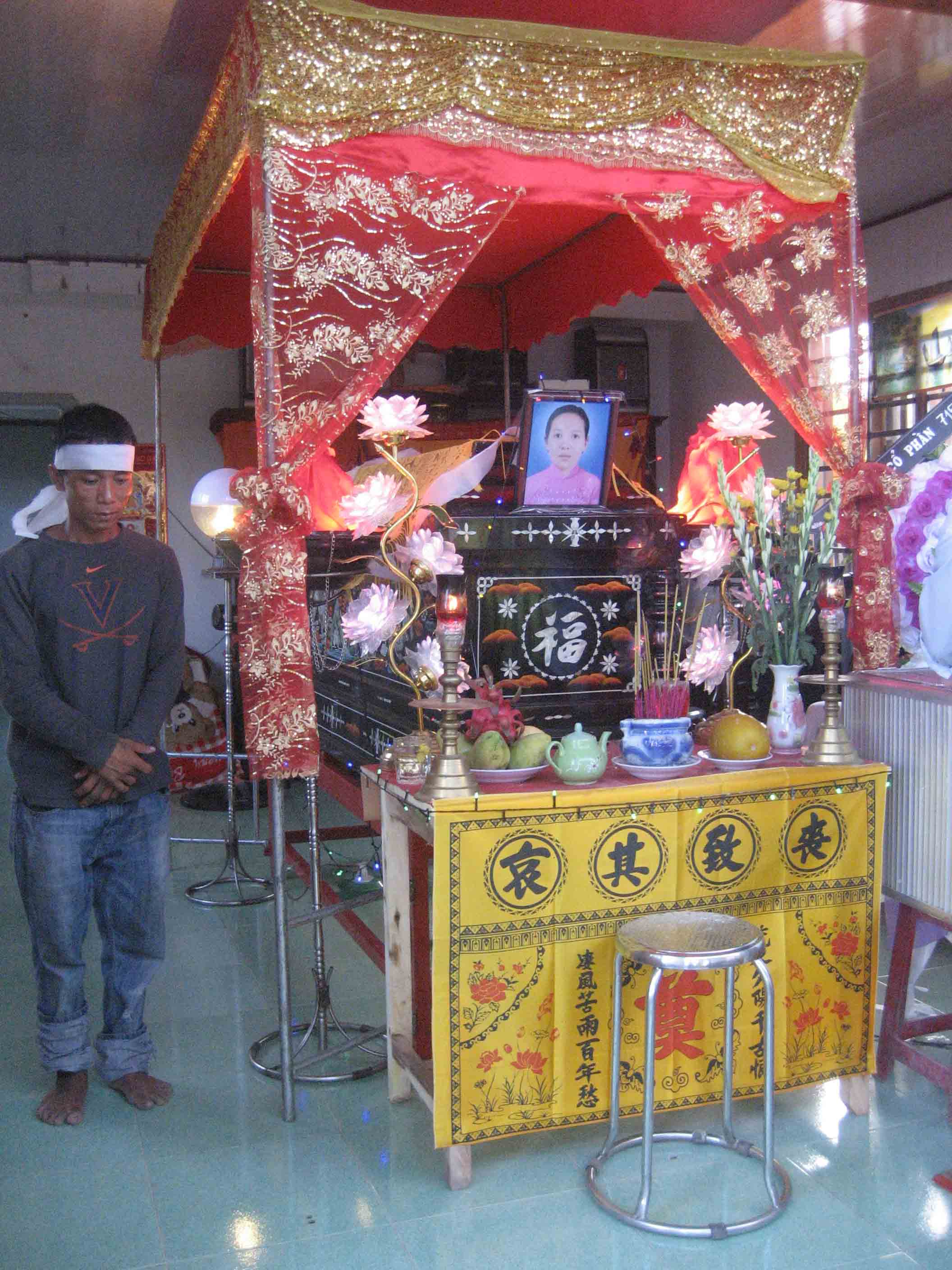 Anh Thanh đau buồn b&ecirc;n quan t&agrave;i vợ
