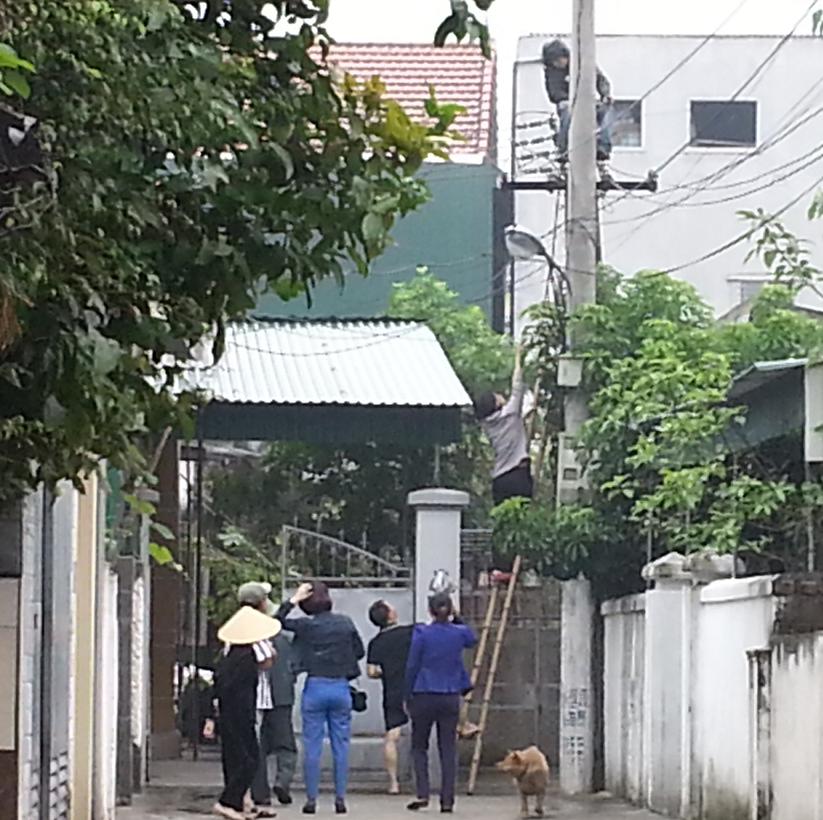 Thanh ni&ecirc;n nghi ng&aacute;o đ&aacute; tr&egrave;o l&ecirc;n cột điện ngồi gần 12 giờ.