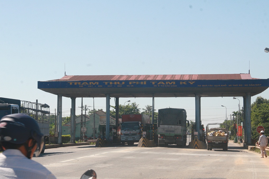 Tỉnh Quảng Nam ban h&agrave;nh c&ocirc;ng văn y&ecirc;u cầu dừng thu nhưng doanh nghiệp vẫn tiếp tục thu ph&iacute; n&ecirc;n tỉnh n&agrave;y sắp tới phải ban h&agrave;nh quyết định dừng
