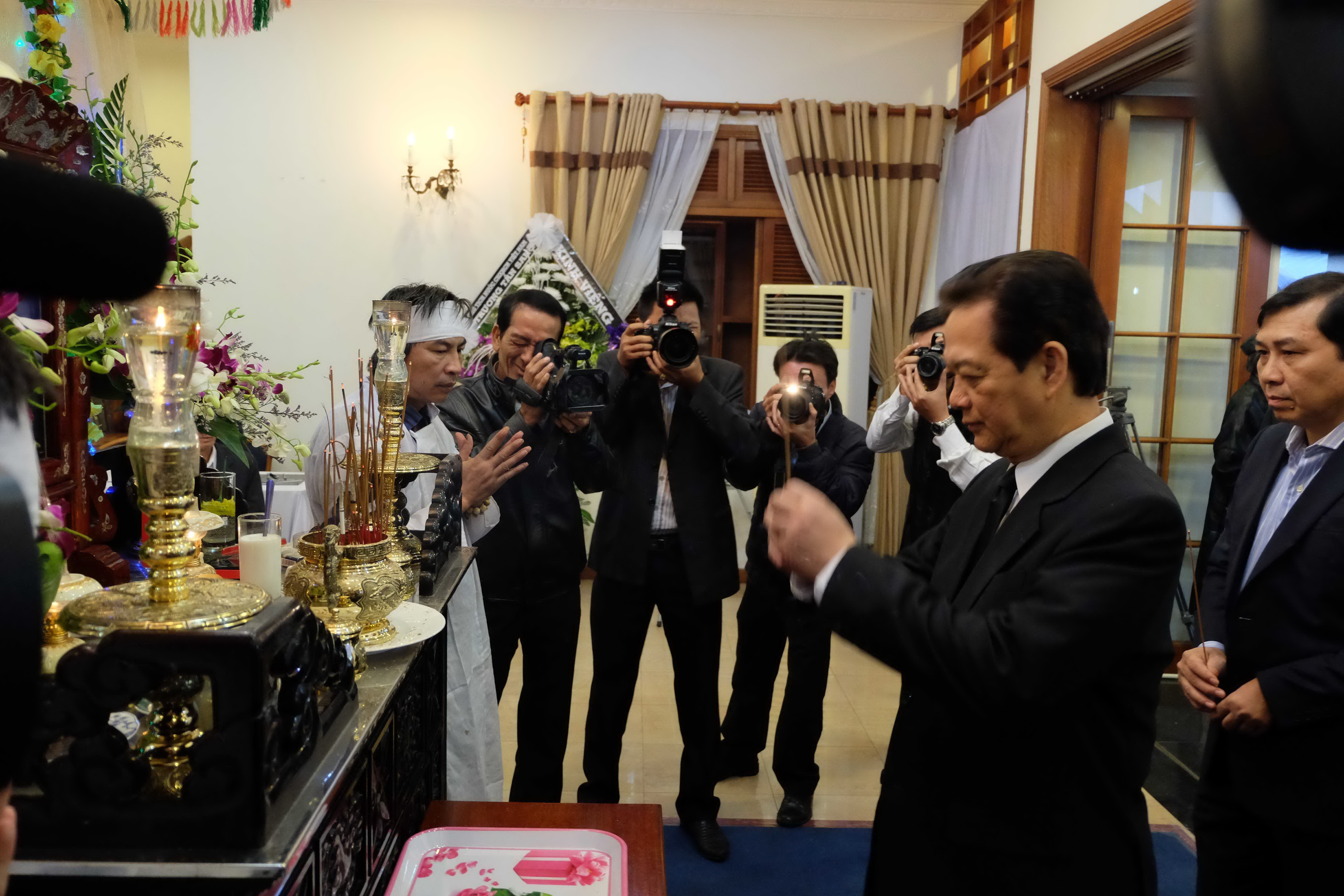 Thủ tướng Nguyễn Tấn Dũng thắp nhang v&agrave; viết v&agrave;o sổ tang chia buồn &Ocirc;ng L&ecirc; Thanh Hải viếng &ocirc;ng Nguyễn B&aacute; Thanh