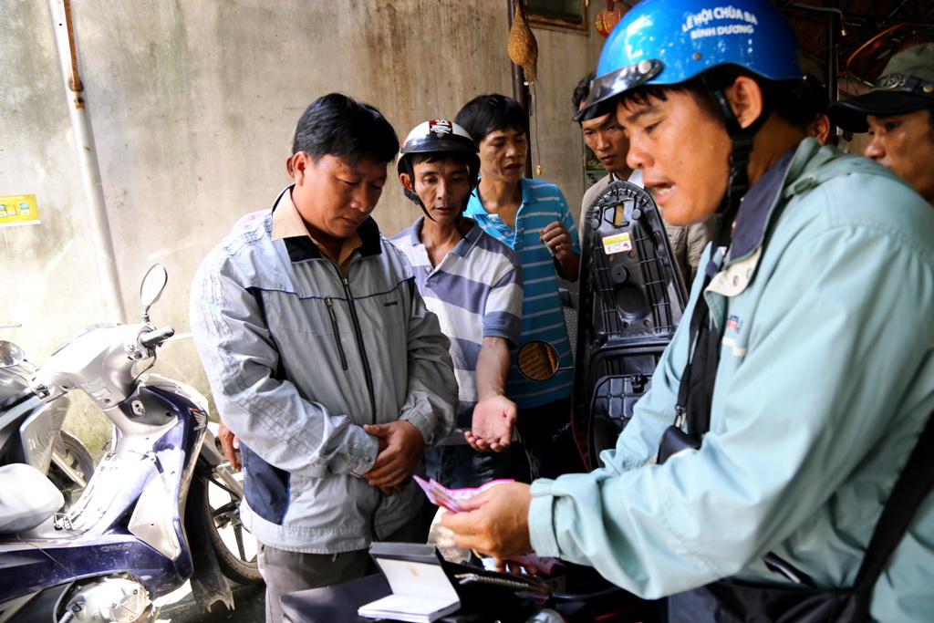 Nguyễn Văn Ngọc (tr&aacute;i) bị bắt c&ugrave;ng tang vật l&agrave; 15 tờ v&eacute; số giả