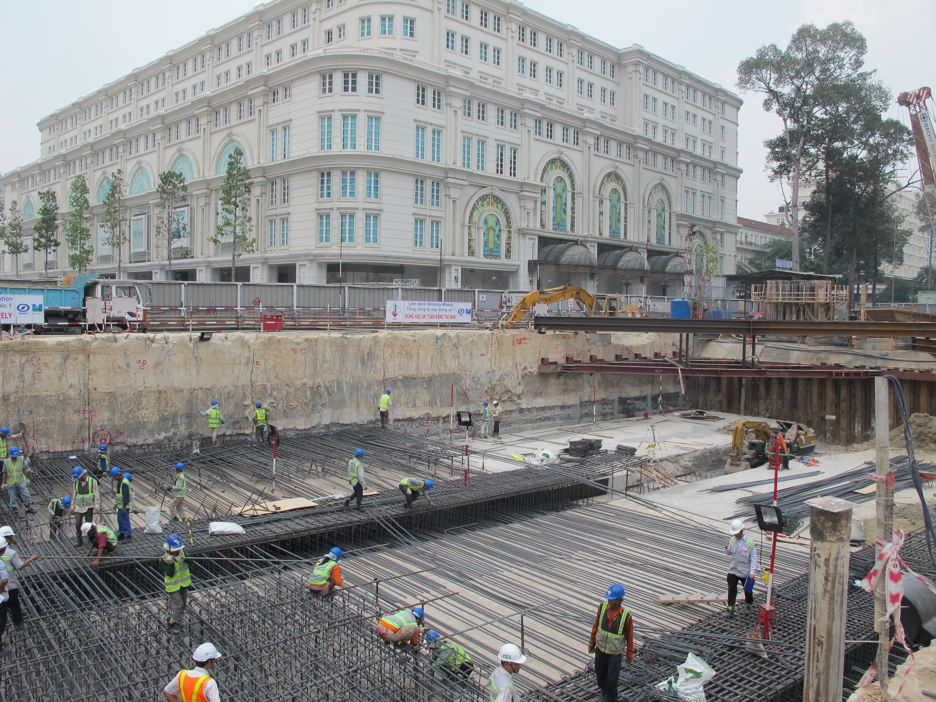 Lồng th&eacute;p để l&agrave;m tường chắn cho s&agrave;n m&aacute;y của tuyến Metro số 1 được thi c&ocirc;ng tr&ecirc;n đường L&ecirc; Lợi, quận 1, TP HCM Ảnh: Thu Hồng