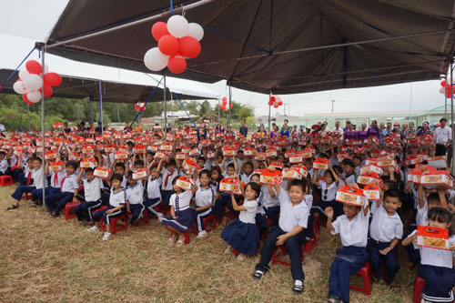 Tặng dụng cụ học tập cho học sinh nghèo
