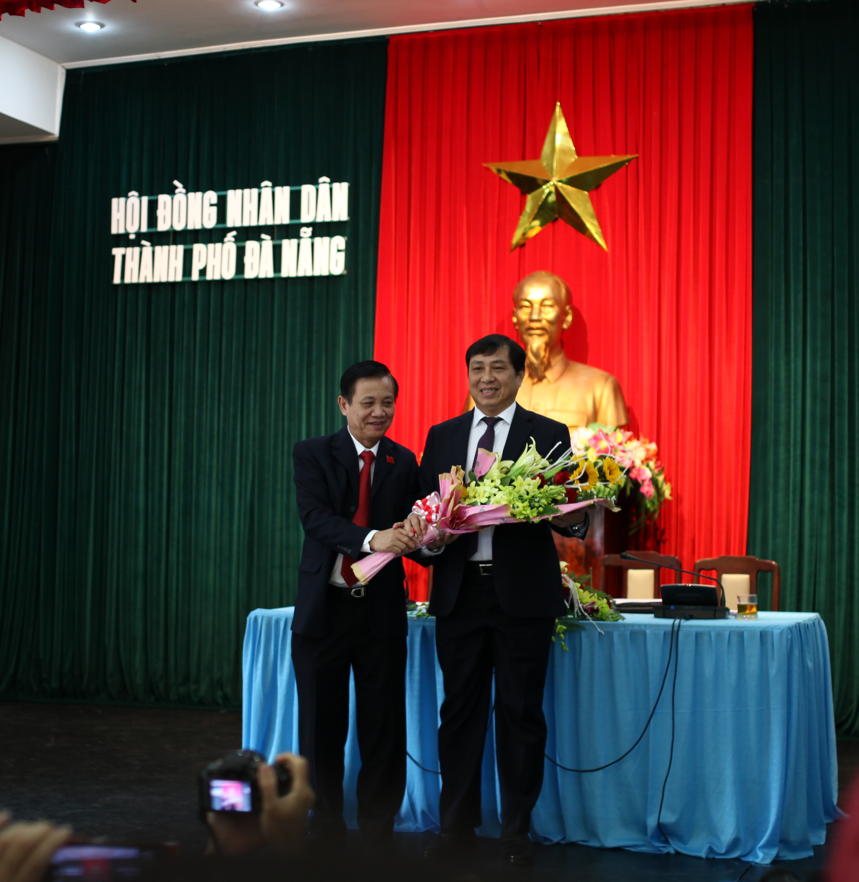 B&iacute; thư Th&agrave;nh ủy TP Đ&agrave; Nẵng Trần Thọ (tr&aacute;i) tặng hoa ch&uacute;c mừng t&acirc;n Chủ tịch UBND Huỳnh Đức ThơẢnh: HO&Agrave;NG DŨNG