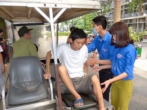 Sinh vi&ecirc;n t&igrave;nh nguyện tham gia hướng dẫn, gi&uacute;p đỡ bệnh nh&acirc;n nhằm giảm thời gian chờ đợi khi đến BV Bạch Mai kh&aacute;m chữa bệnh s&aacute;ng 4-7 Ảnh: NGỌC DUNG