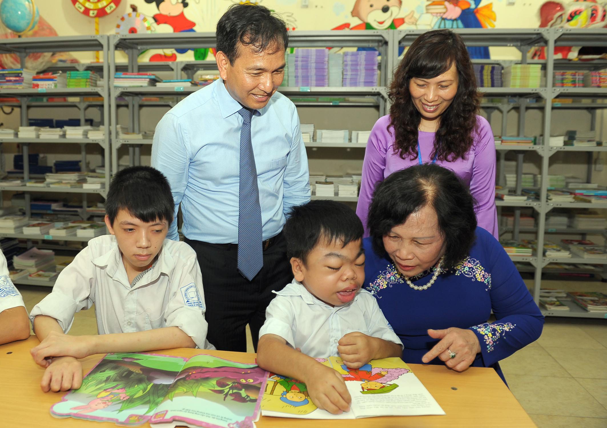 Bộ trưởng Bộ Lao động - Thương binh v&agrave; X&atilde; hội Phạm Thị Hải Chuyền thăm hỏi c&aacute;c em c&oacute; ho&agrave;n cảnh đặc biệt kh&oacute; khăn Trung t&acirc;m Bảo trợ x&atilde; hội tỉnh Hải Dương Ảnh: TTXVN