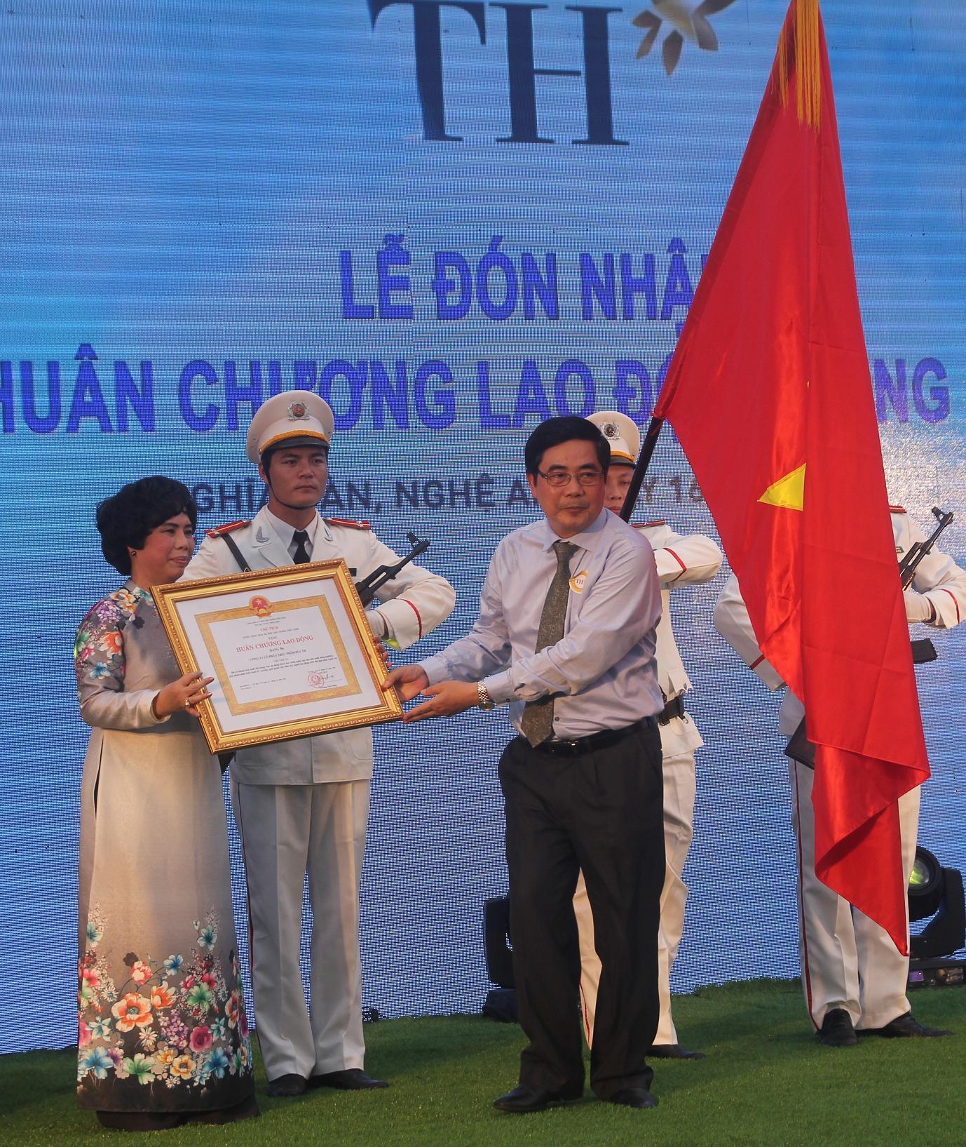 Bộ trưởng Bộ N&ocirc;ng nghiệp v&agrave; Ph&aacute;t triển n&ocirc;ng th&ocirc;n Cao Đức Ph&aacute;t trao Hu&acirc;n chương lao động hạng Ba cho l&atilde;nh đạo tập đo&agrave;n TH.