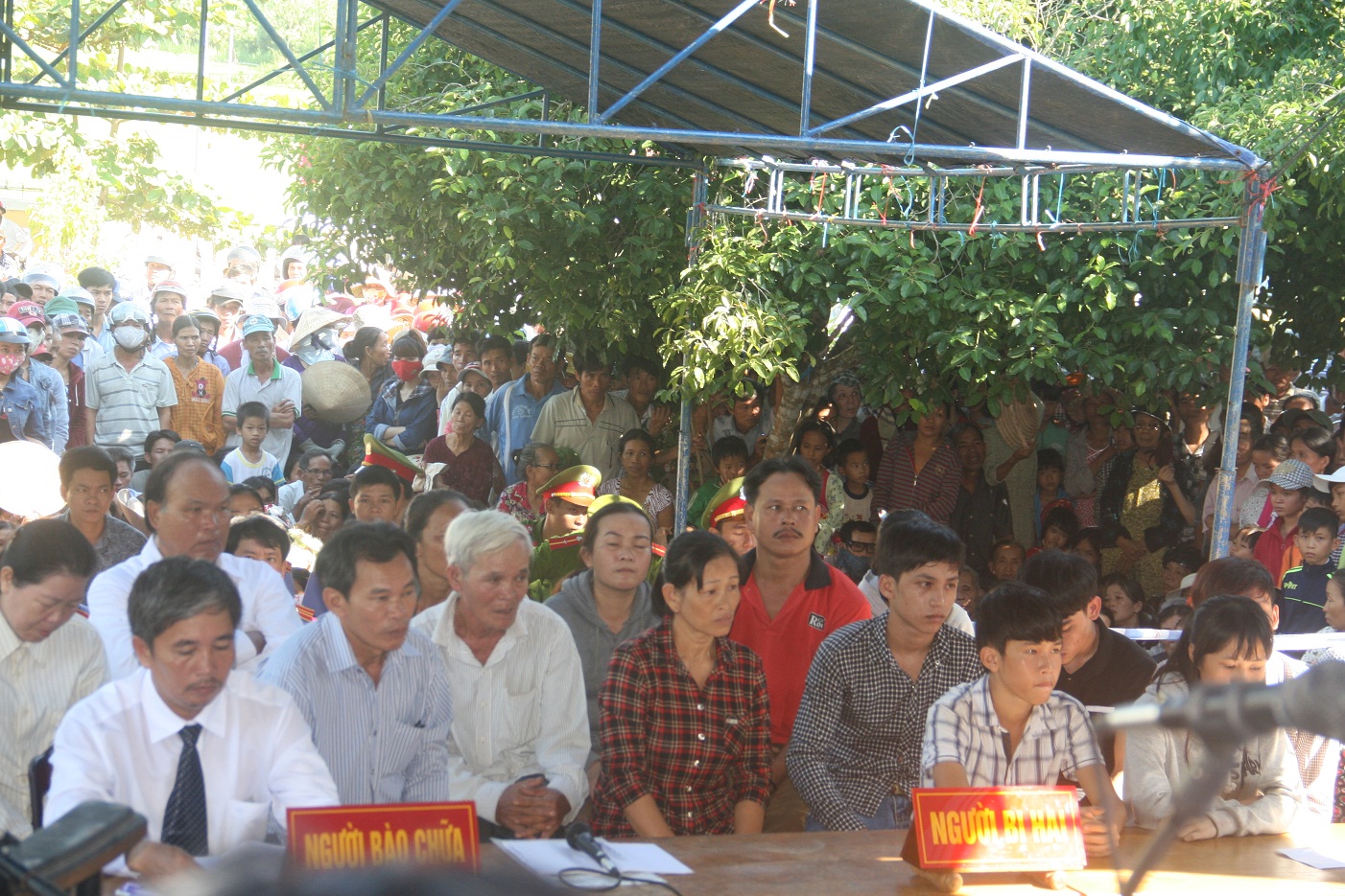 Phi&ecirc;n t&ograve;a chật k&iacute;n người theo d&otilde;i