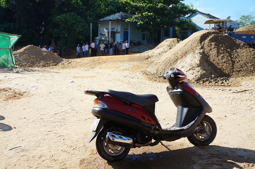 Chiếc xe m&aacute;y của chị L. được ph&aacute;t hiện v&agrave; vớt l&ecirc;n ở s&ocirc;ng Tam Kỳ