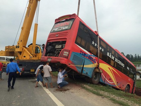 Tránh xe máy rẽ bất ngờ, xe giường nằm bay xuống ruộng
