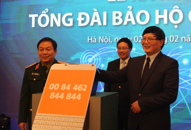 Ph&oacute; Thủ tướng Phạm B&igrave;nh Minh chứng kiến Cục trưởng Cục L&atilde;nh sự (Bộ Ngoại giao) v&agrave; l&atilde;nh đạo Viettel kết nối đường d&acirc;y đưa tổng đ&agrave;i v&agrave;o hoạt động