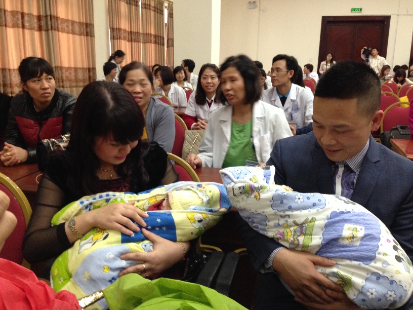 Hai ch&aacute;u b&eacute; trong v&ograve;ng tay người th&acirc;n ng&agrave;y xuất viện
