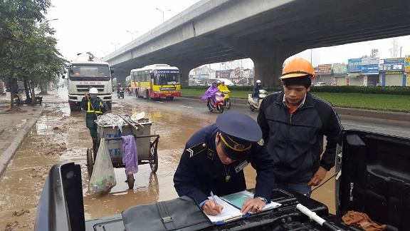 Đội thanh tra giao thông huyện Thanh Trì tiến hành xử phạt xe bê tông gây ra tình trạng đường Nguyễn Xiển luôn ngập trong bùn đất