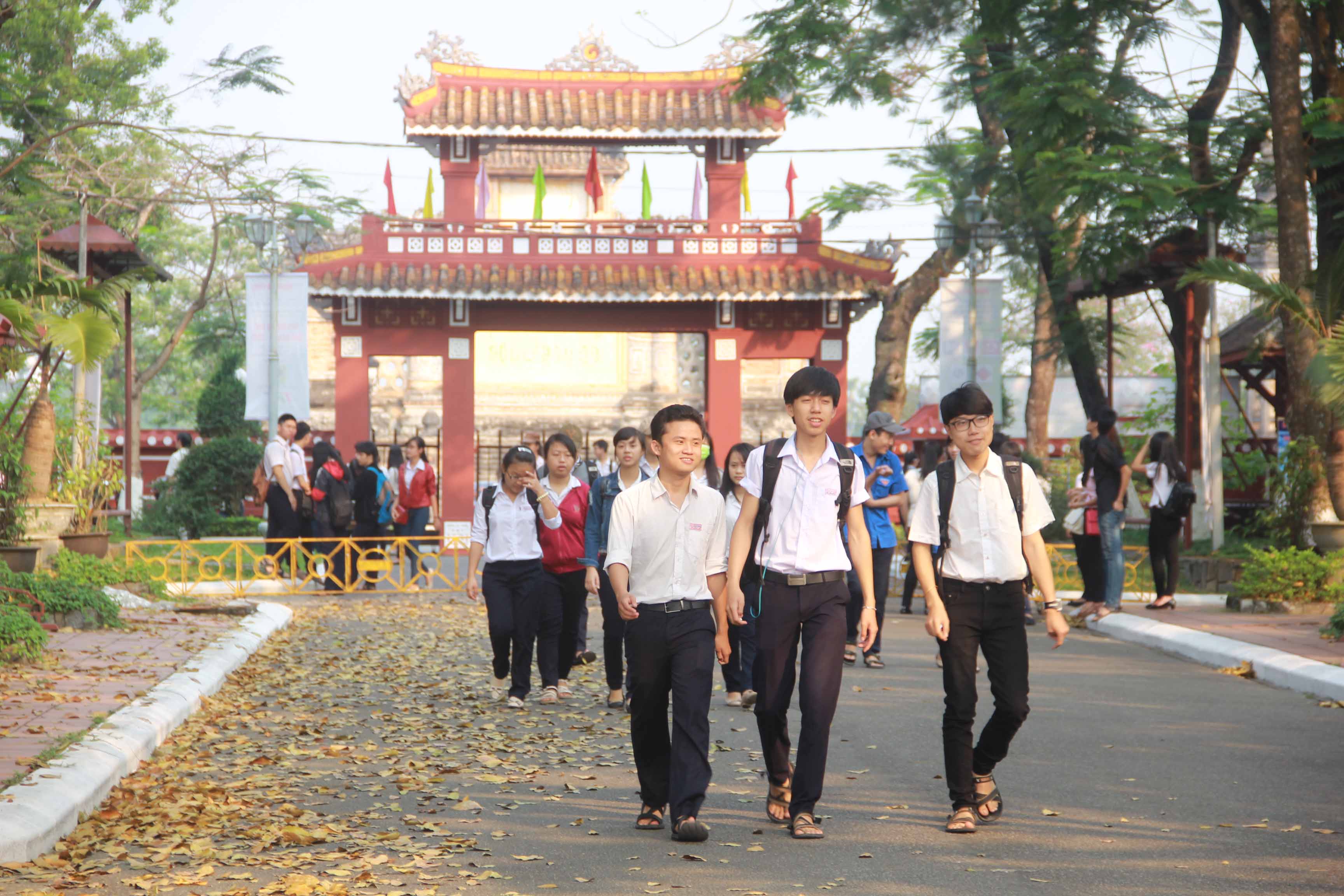 Th&iacute; sinh Huế đến