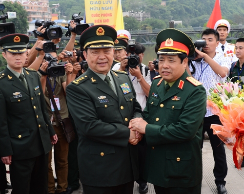 Bộ trưởng Quốc phòng Việt-Trung bắt tay nhau ở biên giới