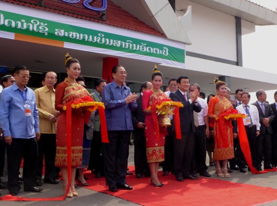 Chủ tịch nước cắt băng khai trương s&acirc;n bay Attapeu tại L&agrave;o