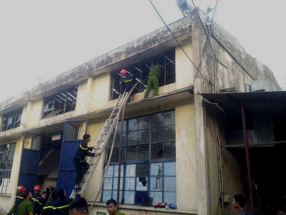 Hàng trăm chi&ecirc;́n sỹ tham gia chữa cháy&nbsp;