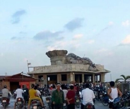 Khoảng 17 giờ ng&agrave;y 7-7, bức tượng phật đang trong qu&aacute; tr&igrave;nh thi c&ocirc;ng đ&atilde; đổ sập ho&agrave;n to&agrave;n