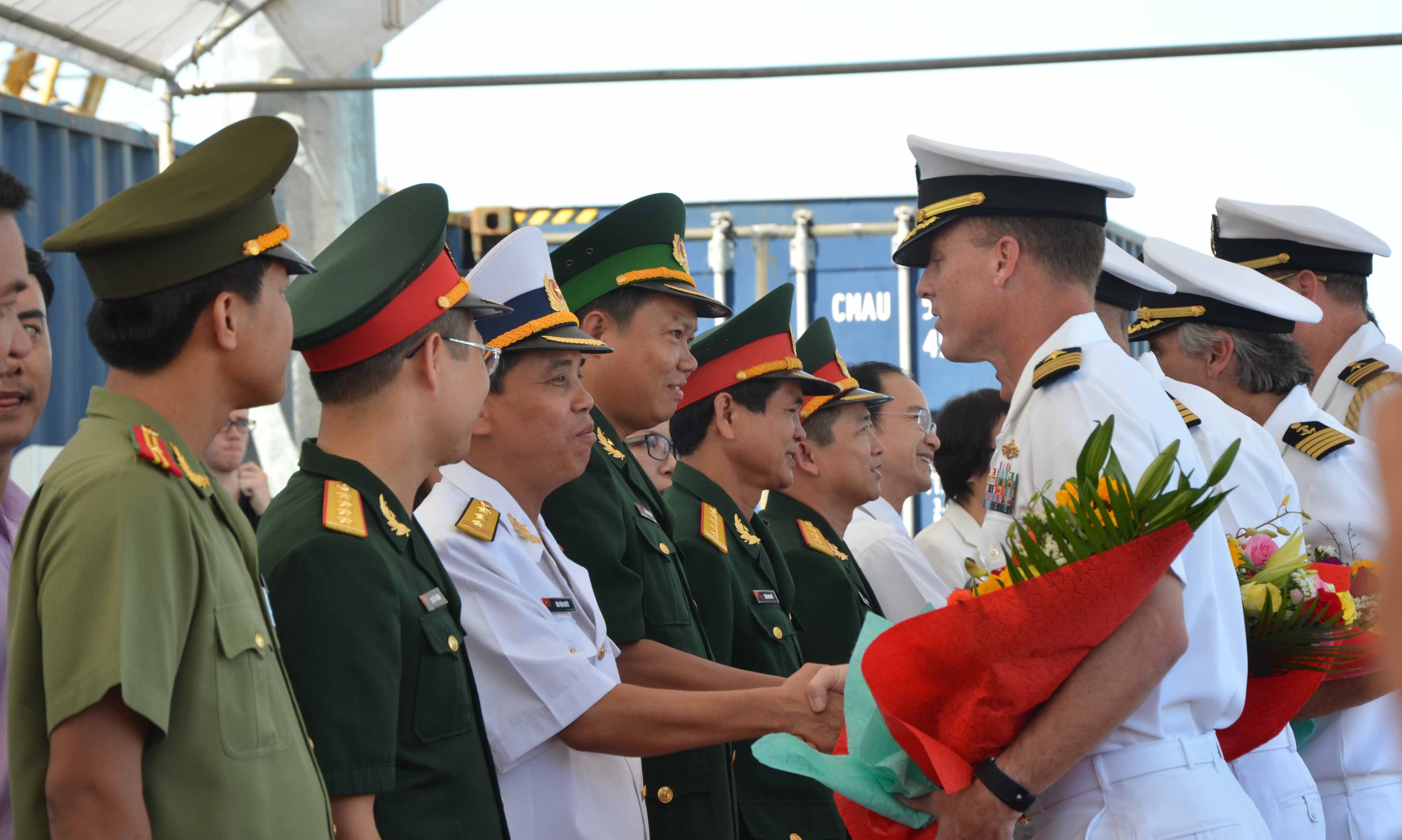 Hải qu&acirc;n Mỹ v&agrave; Việt Nam ch&agrave;o x&atilde; giao tại lễ đ&oacute;n t&agrave;u bệnh viện USNS Mercy s&aacute;ng 17-8