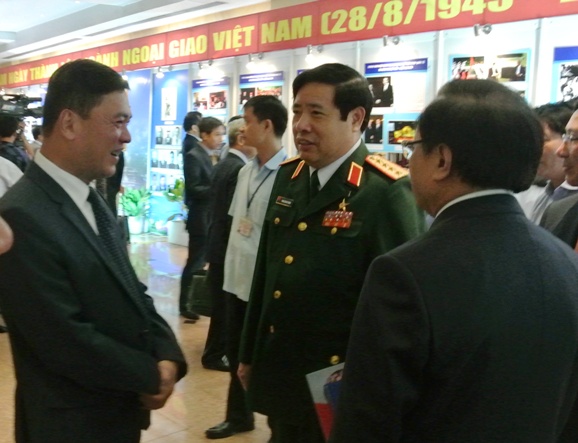 Đại tướng Ph&ugrave;ng Quang Thanh tr&ograve; chuyện vui vẻ c&ugrave;ng c&aacute;c kh&aacute;ch mời sau khi thăm gian trưng b&agrave;y
